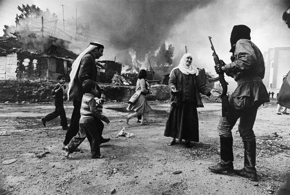 Women War Photographers / Fotografinnen an der Front
