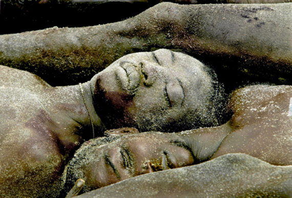Carolyn Cole
Dozens of bodies are placed in a mass grave on the outskirts of Monrovia, Liberia, August 2003
pigment print on baryte paper
30,2 x 45,4 cm
© Carolyn Cole, Los Angeles