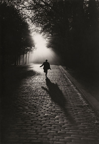 Sabine Weiss: L'homme qui court, Paris, 1953 © Sabine Weiss