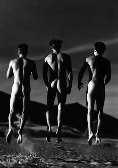Greg Gorman3 Boys Jumping, Kelso Dunes, 1991 50,8 x 40,6 cm,	Edition of 25Archival pigment print© Greg Gorman