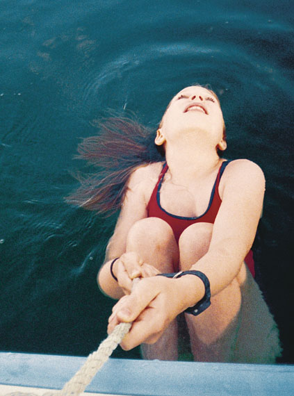 Ute Behrend: Mädchen mit Seil im Wasser © Ute Behrend
