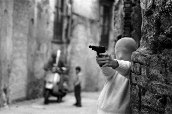 Palermo, vicino la Chiesa di Santa Chiara. Il gioco dei killer, 1982© Letizia Battaglia