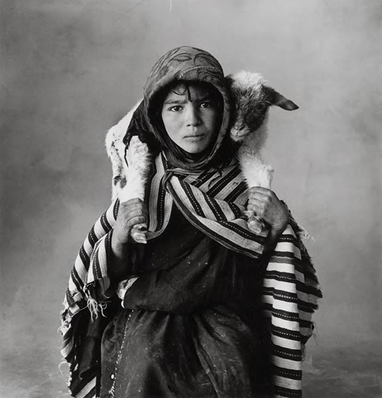 Irving Penn Young Berber Shepherdess, Morocco. 1971  Gelatin silver print, selenium toned, 1983 39,6 × 38 cm (40,4 × 50,4 cm) (15 5⁄8 × 15 in. (15 7⁄8 × 19 7⁄8 in.)) EUR 50.000–70.000 