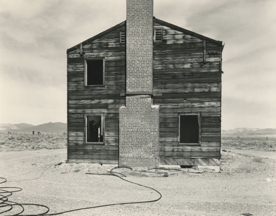 Mark Ruwedel: "Typical American House", Nevada Test Site, Yucca Flat, Apple II Test Site, 1995 © Mark Ruwedel