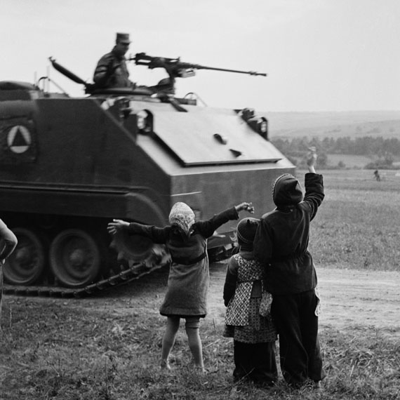 Bill Perlmutter: Kinder, die einem US Panzer zuwinken, Deutschland 1954© Bill Perlmutter / Courtesy Galerie Hilaneh von Kories