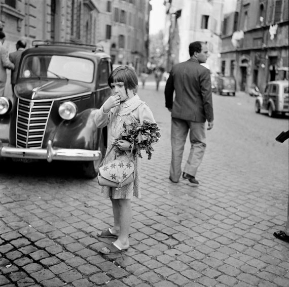 Bill Perlmutter: Mutters kleine Gehilfin, Rom 1956© Bill Perlmutter / Courtesy Galerie Hilaneh von Kories