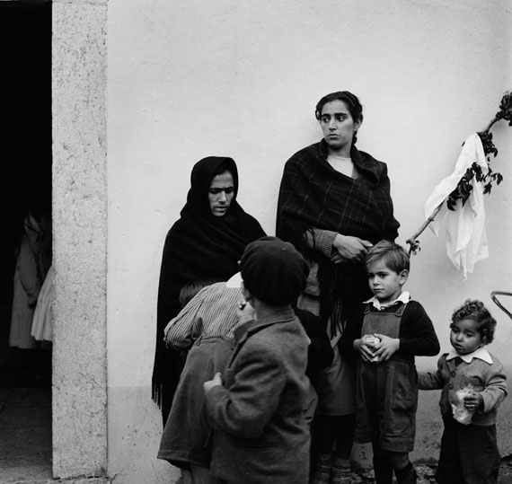 Bill Perlmutter: Mütter mit ihren Kindern, Portugal 1956© Bill Perlmutter / Courtesy Galerie Hilaneh von Kories