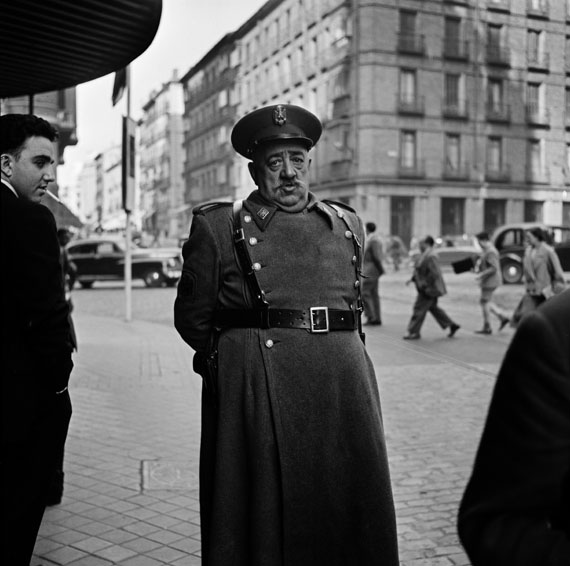 Bill Perlmutter: Polizist, Madrid 1956© Bill Perlmutter / Courtesy Galerie Hilaneh von Kories