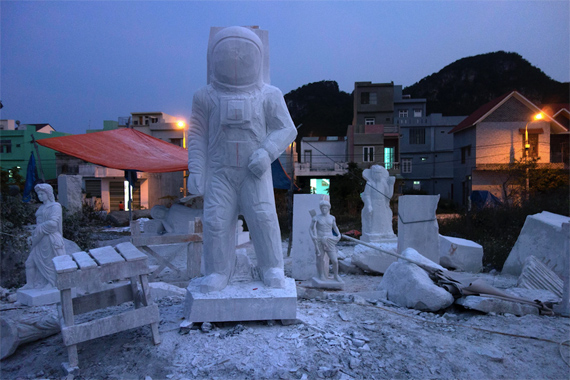 BJØRN MELHUS, MOON OVER DA NANG (LUNE SUR DA NANG), 2016, HD VIDEO, 15’, © BJØRN MELHUS