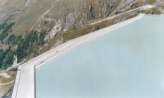 Boris Becker: Lac de Dixence, 2003, C-print hinter Diasec, 140 x 235 cmSammlung Museum für Photographie Braunschweig © Boris Becker VG Bild-Kunst 2019