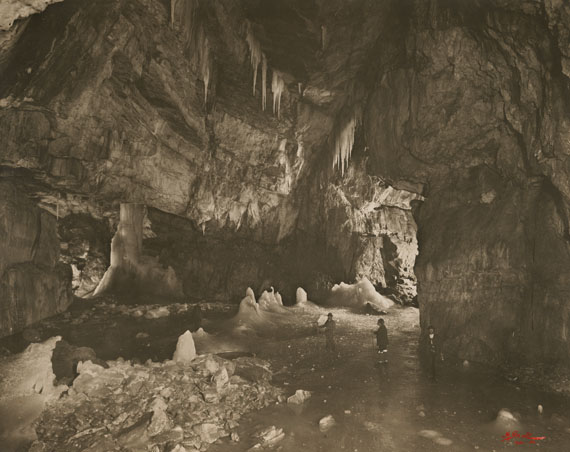 Marianne Stroblaus: Die Oetscherhöhlen (Album), 1901, Eisdom vom rechten Gang aus gesehen, Silbergelatine© Photoinstitut Bonartes, Wien
