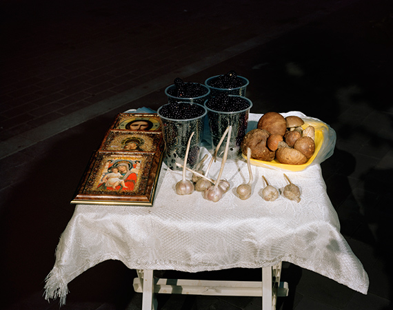 Stillleben mit Ikonen und Knoblauch from the series Morte 2016  © Lia DarjesCourtesy Robert Morat, Berlin