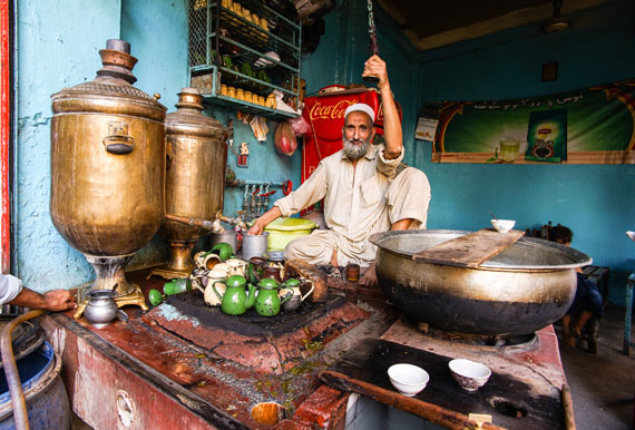 Teeverkäufer auf dem Markt in Peshawar in Pakistan
© Eckhard Gollnow