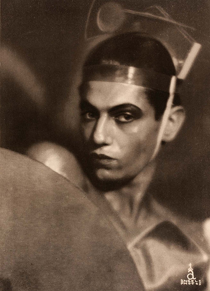 143ANGELO (DIT PÁL FUNK, 1894-1974)Serge Lifar dans le ballet «La Chatte», Paris. Circa 1927.Tirage héliogravure d’époque sous passe-partout. Format visuel 27,2 x 19,6 cm, format entier 37 x 26 cm