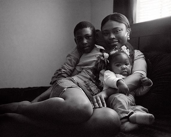 Isabelle Armand
Precious, Levon's niece with her children Jordan and Aya, June 2014
Digital Pigment Print
Sheet: 38 x 43,7 cm / Image: 22,9 x 28,6 cm