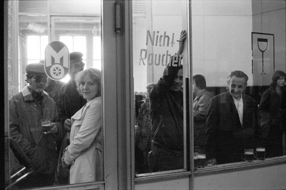 © Helga ParisOhne TitelAus der Serie Leipzig Hauptbahnhof 1981-82Besitz der Künstlerin