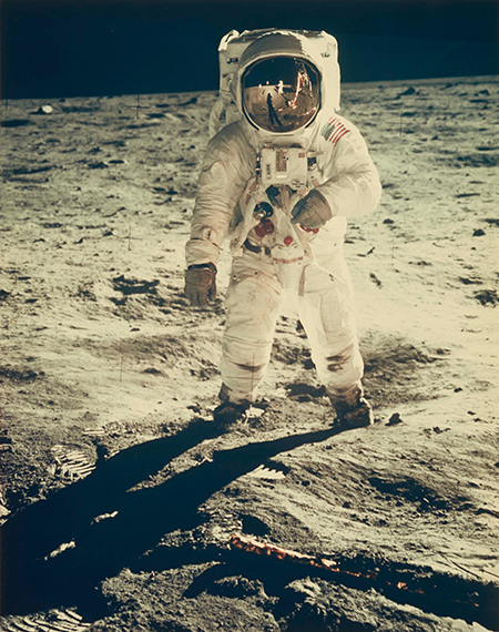NASAAstronaut Edwin E. Aldrin walks on the Surface of the Moon, Apollo 11, 1969Vintage chromogenic print on Kodak papier48.3 x 38.1 cm (mat opening)€ 20,000Lot 19 / Auction 1142