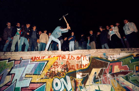 José Giribás Marambio: Mitternacht vom 9. auf den 10. Oktober 1989 in der Nähe des Brandenburger Tores: Erste Zivilisten beginnen mit dem Abbruch der Mauer, Westberlin