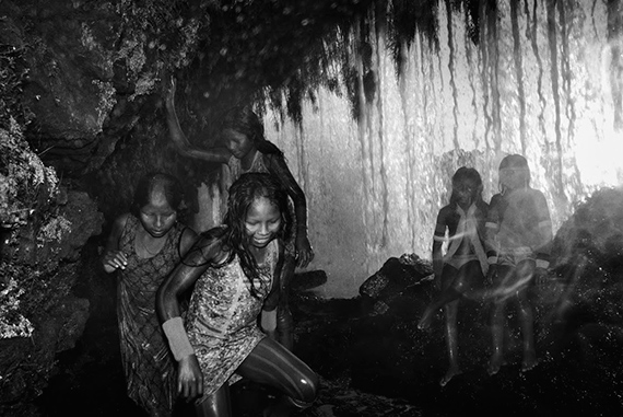 Kayapó Indigenous Territory, Pará. Kayapó children play behind a waterfall in the Kuben-Kran Ken village, in the southern Pará State. © Tommaso Protti  for Fondation Carmignac