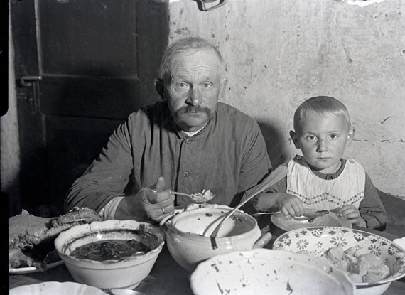 Heidebauern – Vater und Sohn beim Essen, 1930-33
Foto ©bpk-Bildagentur – Fide Struck (Slg. Thomas Struck)