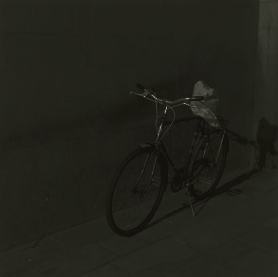 Ian Wiblin
Shadowed Bicycle, aus: Night Watch 
Serie von 48 Fotografien, 1995
Silbergelatineabzug 30,5 x 30,5 cm
Courtesy by the artist © Ian Wiblin