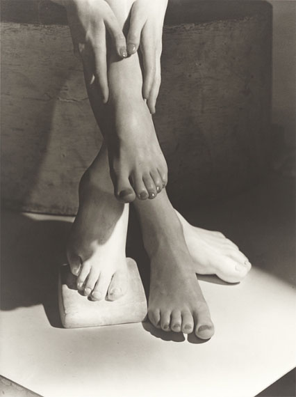 Horst P. HorstBarefoot Beauty, New York. 1941Späterer Silbergelatineabzug45,8 × 34,2 cm (50,5 × 40,5 cm). GerahmtSchätzpreis: EUR 3.000–5.000© Grisebach GmbH