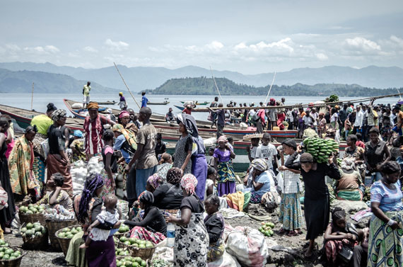 Goma, Democratic Republic of Congo, April 2, 2020. Vendors and shoppers at Kituku market on the shores of Lake Kivu. Congo has one of the highest rates of informal workers in the world with about 80 per cent of urban workers involved in the informal economy, according to the World Bank. The Trade Union Confederation of Congo estimates that nationally the informal economy represents an astronomical 97.5 per cent of all workers. © Moses Sawasawa for Fondation Carmignac