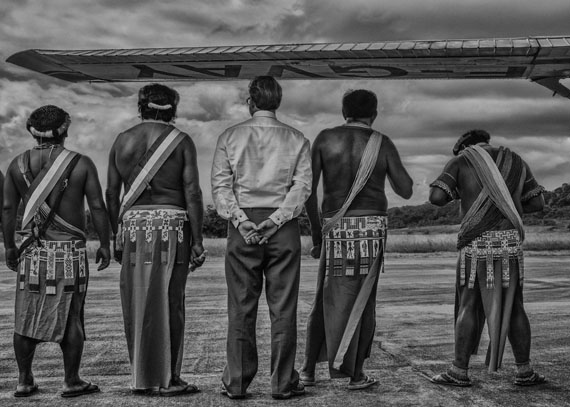 Christophe Gin: Camopi, February 2015.The Sub-Prefect of East Guiana and the traditional Teko and Wayãmpi chiefs of Camopi await the visit of Madame the Minister of Overseas Territories.
© Christophe Gin for Fondation Carmignac