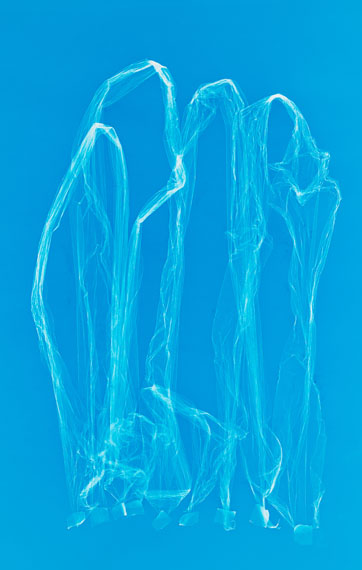 Frank Mädler: Kleine blaue Frauengruppe, 2018. Photogram, 118 x 75 cm, unique