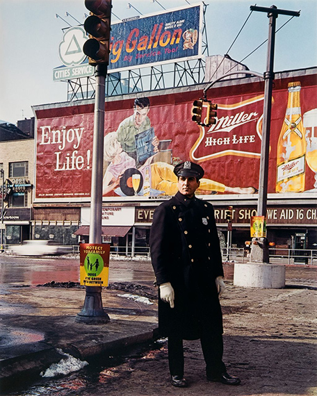 Evelyn Hofer
Policeman, 59th St., New York 1964
© Estate Evelyn Hofer, courtesy Galerie m, Bochum