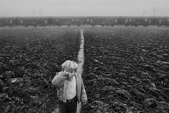 Am Bahnhof Ivankovo leben 120 Flüchtlinge in einem Zug. Kroatien. 1994
© Sebastião Salgado