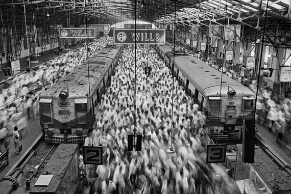 Churchgate Bahnhof. Bombay (Mumbai), Indien. 1995
© Sebastião Salgado