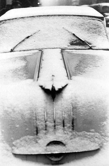 Louis Stettner: Snow-Car, Manhattan, 1956