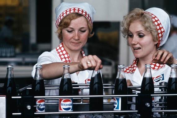 Burt Glinn, Opening of a Pepsi Cola Bottling Plant in Novorossiysk, USSR, 1974© Burt Glinn/Magnum Photos