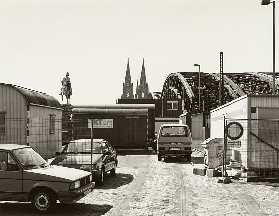 Wilhelm Schürmann: Ohne Titel (Bauwagen und Blick auf Kölner Dom), 1988© Wilhelm Schürmann
