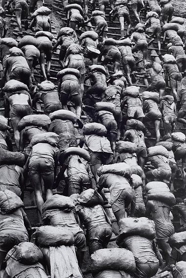 Sebastião Salgado
Goldminers, Serra Pelada, Brazil, 1986
Gelatin silver print 
52.8 x 35.3 cm (60 x 50 cm)
Est. 6,000 – 8,000 €
Lot 1031 / Auction 1161