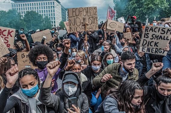 Brussels, Belgium, June 6-7, 2020. A protester at a Black Lives Matter rally in Brussels this weekend carries a sign denouncing Belgium’s imperial exploitation of what is now the Democratic Republic of Congo. As massive gatherings for racial justice gain momentum around the world, activists in Belgium are hoping the global movementmay finally shift attitudes toward the colonial legacy of King Leopold II, the monarch whose tyrannical rule over the Congo Free State (now the Democratic Republic of Congo) is blamed for the deaths of between 10-15 million Congolese. 
© Pamela Tulizo for Fondation Carmignac