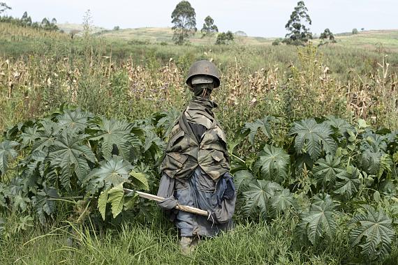 Northeastern Ituri Province, DRC, February 2020. The likeness of a Congolese soldier stands in a field near the village of Tche in Congo’s northeastern Ituri Province in mid-February. With few government forces in the 
area villagers from the Hema community erected the likeness in the hopes of warding off armed members of the Cooperative for the Development of Congo (CODECO), an armed political-religious sect drawn from the Lendu ethnic group that has been blamed for a wave of killings in the province over the past two years.
© Dieudonné Dirole for Fondation Carmignac