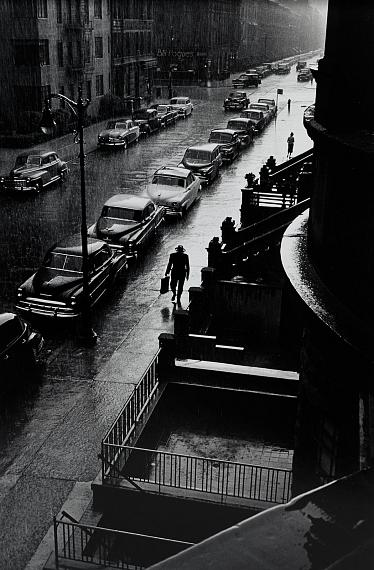 RUTH ORKIN (1921-1985)Man in Rain, West 88th Street, New York CityUS$ 1,500 - 2,000€ 1,200 - 1,600