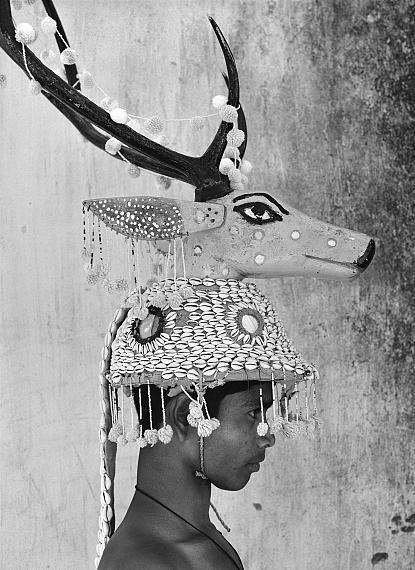 Manoj Kumar JainDeer-horn Dancer. Village Bahigaon, Bastar, India, 200860.96 x 83.82 cm S/W Hahnemühle Papier© Manoj Kumar Jain / Courtesy UTMT
