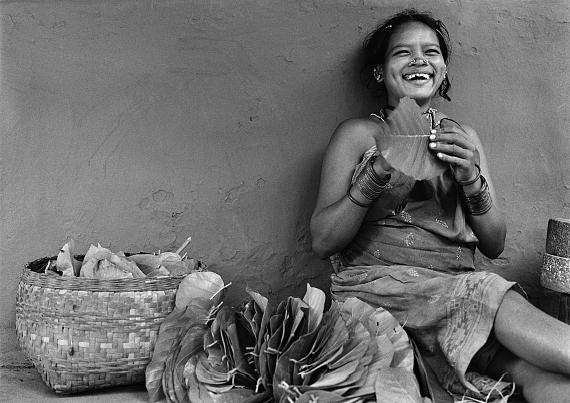 Manoj Kumar Jain Dhurwa young girl. Village Tiria, 200878.74 x 55.88 cm S/W Hahnemühle Papier© Manoj Kumar Jain / Courtesy UTMT