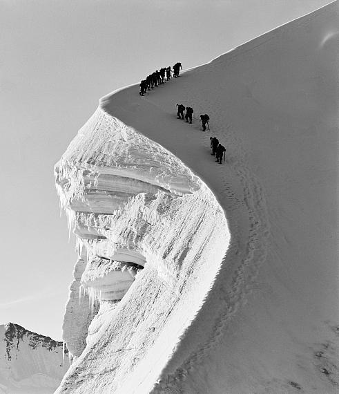 Ernst A. Heiniger: Rope team on the Bianco ridge, Grisons, 1941 © Fotostiftung Schweiz