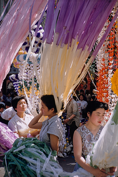 Ernst A. Heiniger:
Frauen an einem Festival, Japan, um 1956
© Fotostiftung Schweiz