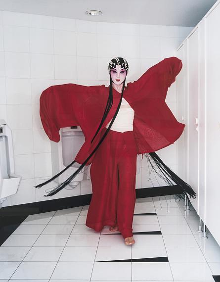 Bettina RheimsJin Xing, dans les toilettes de chez Maxim's au Grand théâtre de Shanghai, avril 2002, ShanghaI 2002 © Bettina Rheims; Courtesy Galerie Xippas; Frank Kleinbach, StuttgartPhoto: SCHAUWERK Sindelfingen
