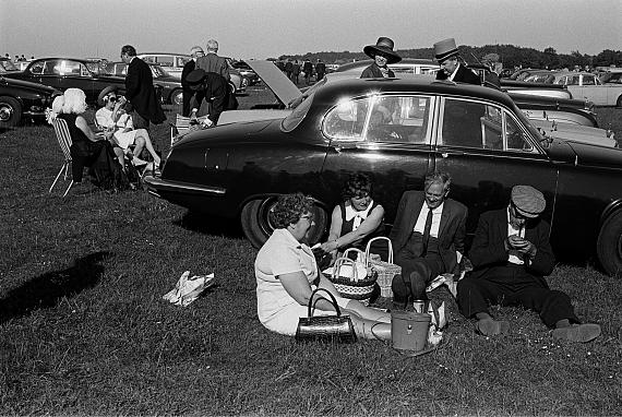 Homer Sykes: An alfresco picnic Derby Horse Race Epsom Downs, Surrey 1970 © Homer Sykes