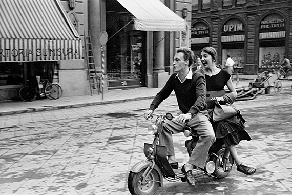 Jinx and Justin on Scooter, Florence, Italy, 1951. © Orkin/Engel Film and Photo Archive; VG Bild-Kunst, Bonn 2021