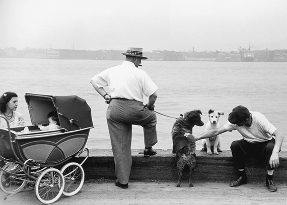 Sunday Afternoon, Family on Pier, Gansevoort Pier, New York City, 1948. © Orkin/Engel Film and Photo Archive; VG Bild-Kunst, Bonn 2021.