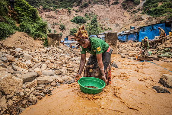 South Kivu Province, March 2021. A woman pans for gold at a mine called D3 in Kamituga. © Moses Sawasawa for Fondation Carmignac