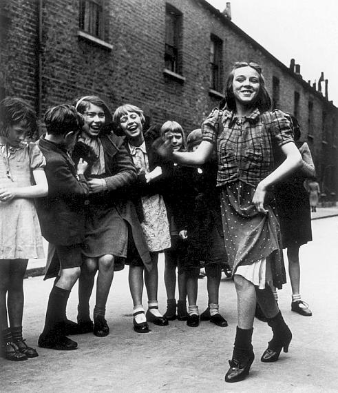 Bill Brandt
East End Girl Dancing the "Lambeth Walk", 1939
Private collection
Courtesy Bill Brandt Archive and Edwynn Houk Gallery 
© Bill Brandt / Bill Brandt Archive Ltd.