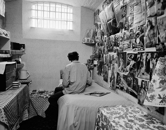 Evelyn HoferPrison Cell at Parkhurst, England, from the series "Life inside British prisons”", 1974 © Evelyn Hofer / Galerie m Bochum